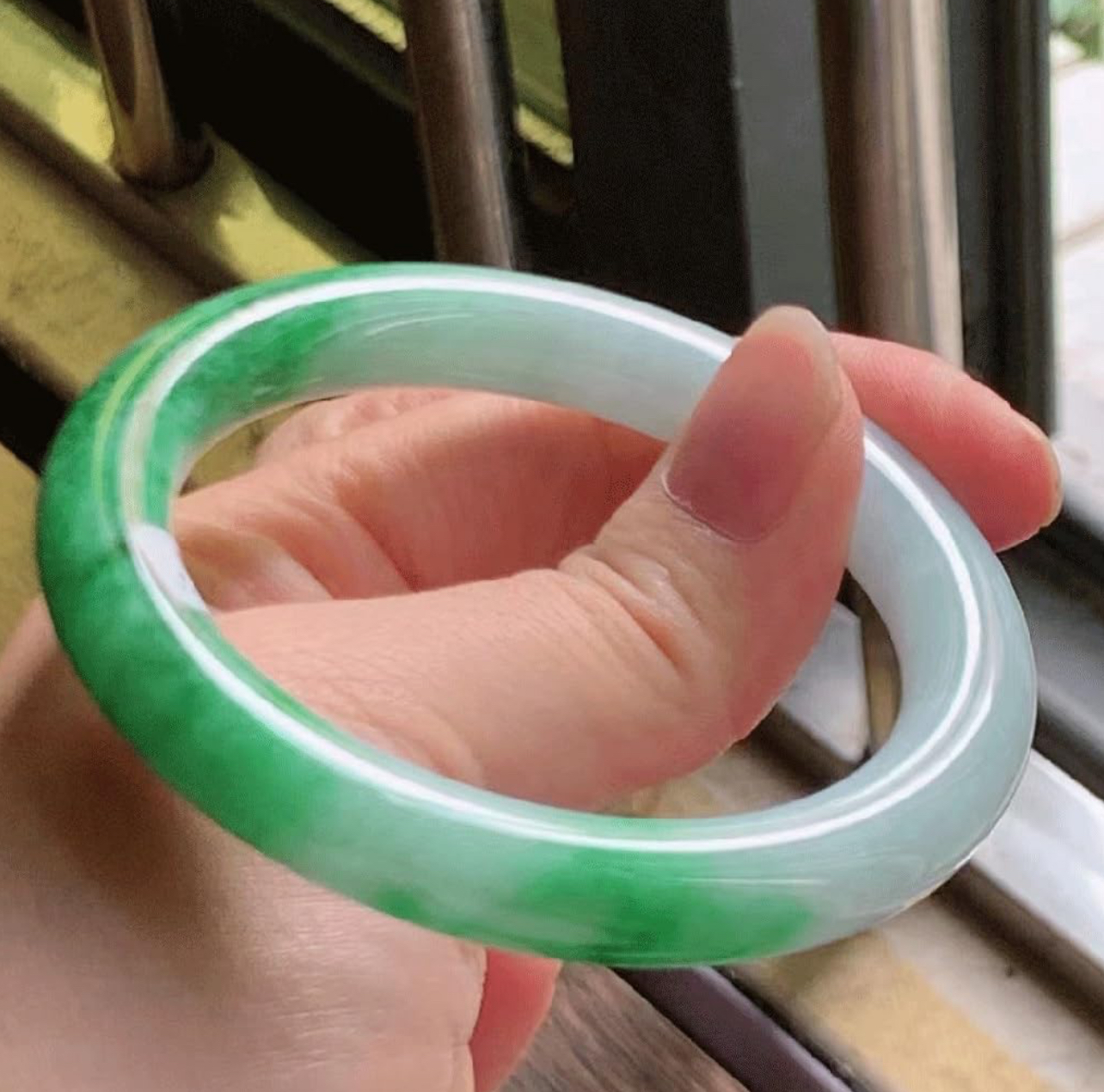 Duyhbawrs green jadeite bracelet round. Female jewelry